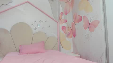 Snapshot of little__doll18 chatting on 12-22-25, 10:01 little__doll18 online show from 12-22-25, 10:01