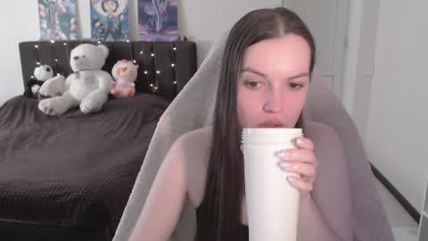 Snapshot of little__flowers chatting on 05-18-26, 08:20 little__flowers online show from 05-18-26, 08:20