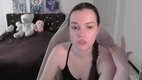 Snapshot of little__flowers chatting on 05-20-26, 08:09 little__flowers online show from 05-20-26, 08:09