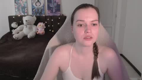 Snapshot of little__flowers chatting on 05-27-26, 08:11 little__flowers online show from 05-27-26, 08:11