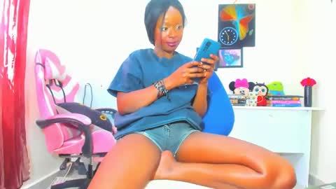 Snapshot of little_africa chatting on 12-17-24, 11:39 little_africa online show from 12-17-24, 11:39