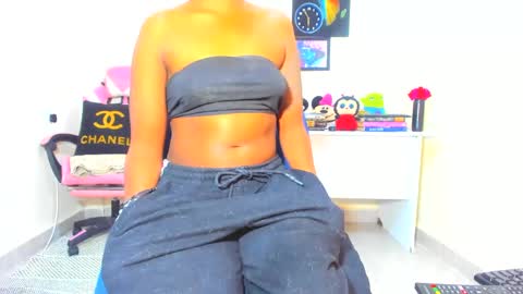 Snapshot of little_africa chatting on 12-19-24, 01:18 little_africa online show from 12-19-24, 01:18