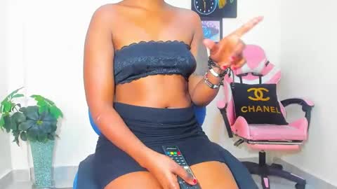 Snapshot of little_africa chatting on 01-23-25, 12:19 little_africa online show from 01-23-25, 12:19