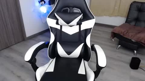 Amelie  online show from 10-25-25, 12:18