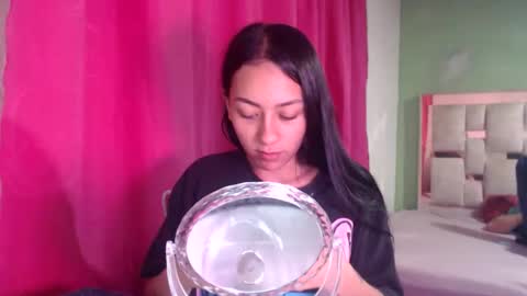 Snapshot of little_aphrodite2 chatting on 12-21-25, 02:30 Aliciaparaisss online show from 12-21-25, 02:30