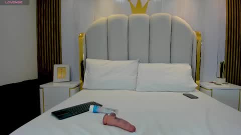 Snapshot of little_channel chatting on 10-28-25, 04:27 little_channel online show from 10-28-25, 04:27