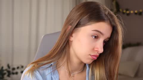 Snapshot of little_poetry chatting on 09-14-25, 03:22 Kiki online show from 09-14-25, 03:22