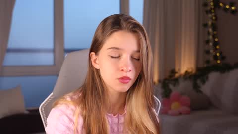 Snapshot of little_poetry chatting on 09-16-25, 03:46 Kiki online show from 09-16-25, 03:46