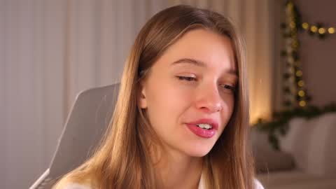 Snapshot of little_poetry chatting on 09-17-25, 04:19 Kiki online show from 09-17-25, 04:19