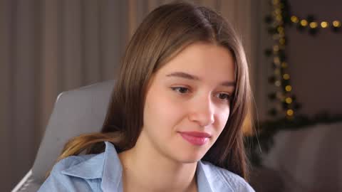 Snapshot of little_poetry chatting on 09-18-25, 04:31 Kiki online show from 09-18-25, 04:31