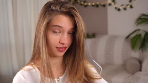 Snapshot of little_poetry chatting on 09-30-25, 02:44 Kiki online show from 09-30-25, 02:44