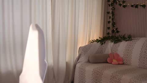 Snapshot of little_poetry chatting on 10-04-25, 02:04 Kiki online show from 10-04-25, 02:04