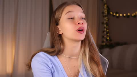 Snapshot of little_poetry chatting on 10-22-25, 03:12 Kiki online show from 10-22-25, 03:12