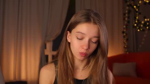 Snapshot of little_poetry chatting on 10-28-25, 04:31 Kiki online show from 10-28-25, 04:31