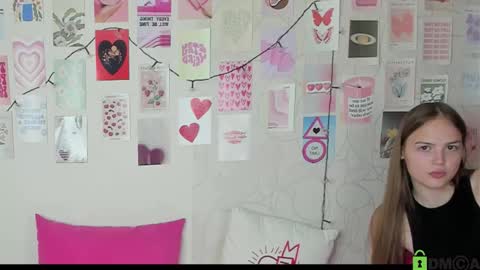 Snapshot of little_radiant_sun chatting on 11-15-25, 11:18 Kriss online show from 11-15-25, 11:18