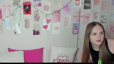 Snapshot of little_radiant_sun chatting on 11-17-25, 09:37 Kriss online show from 11-17-25, 09:37