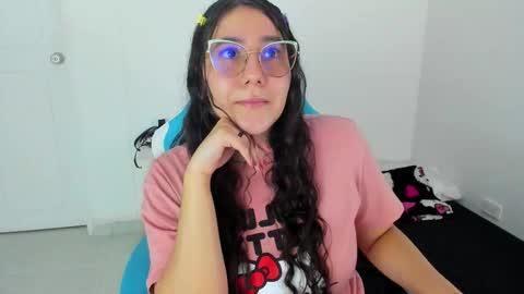 Snapshot of little_sparkles_0f_l0v3 chatting on 11-24-25, 11:04 Laire online show from 11-24-25, 11:04