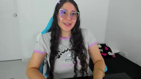 Snapshot of little_sparkles_0f_l0v3 chatting on 11-26-25, 01:17 Laire online show from 11-26-25, 01:17