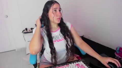 Snapshot of little_sparkles_0f_l0v3 chatting on 11-30-25, 08:13 Laire online show from 11-30-25, 08:13