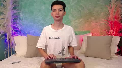 Snapshot of little_twiink chatting on 02-17-25, 04:04 Juan Ferrer online show from 02-17-25, 04:04