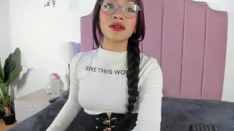 Snapshot of littlejade_dh chatting on 06-11-26, 11:52 littlejade_dh online show from 06-11-26, 11:52