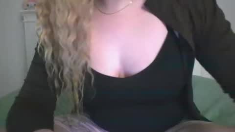 Snapshot of littlekitty4ddy chatting on 04-12-26, 06:40 babygirll online show from 04-12-26, 06:40