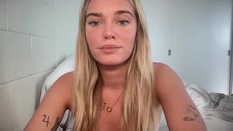 Snapshot of littlemaryjane19 chatting on 02-14-25, 02:07 Marciabrady online show from 02-14-25, 02:07