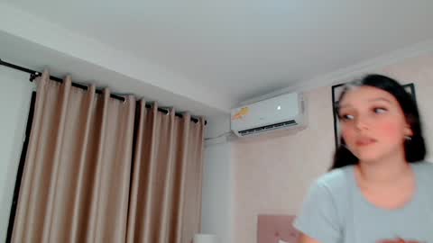 Snapshot of littlemolly_pregnant chatting on 01-04-25, 04:01 Sarahs Room online show from 01-04-25, 04:01
