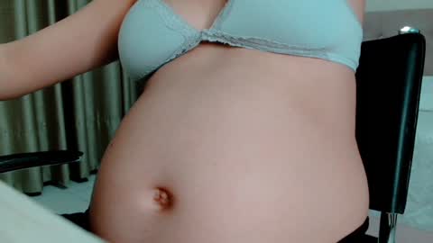 Snapshot of littlemolly_pregnant chatting on 01-12-25, 06:17 Sarahs Room online show from 01-12-25, 06:17