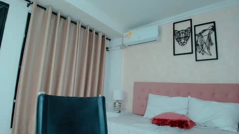 Snapshot of littlemolly_pregnant chatting on 01-23-25, 12:46 Sarahs Room online show from 01-23-25, 12:46