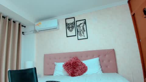 Snapshot of littlemolly_pregnant chatting on 01-25-25, 06:34 Sarahs Room online show from 01-25-25, 06:34