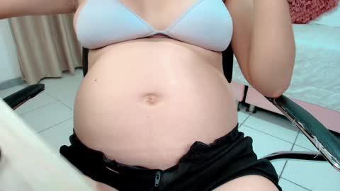 Snapshot of littlemolly_pregnant chatting on 01-29-25, 07:25 Sarahs Room online show from 01-29-25, 07:25