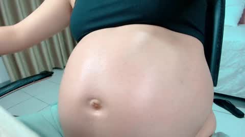 Snapshot of littlemolly_pregnant chatting on 02-12-25, 09:22 Sarahs Room online show from 02-12-25, 09:22