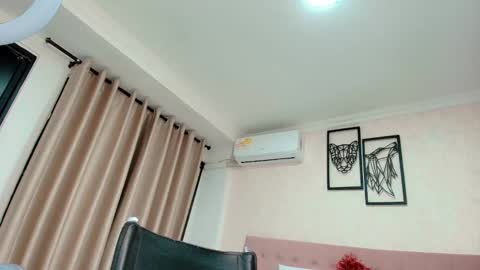 Snapshot of littlemolly_pregnant chatting on 03-01-25, 03:43 Sarahs Room online show from 03-01-25, 03:43