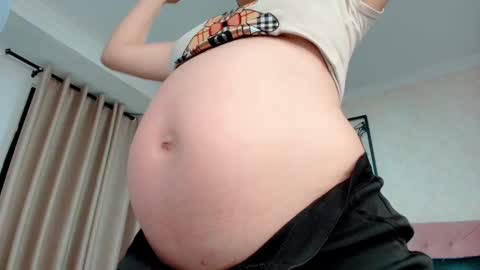 Snapshot of littlemolly_pregnant chatting on 03-06-25, 01:05 Sarahs Room online show from 03-06-25, 01:05