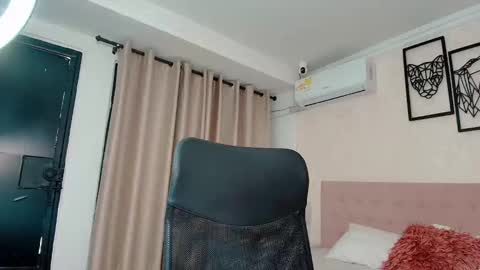 Snapshot of littlemolly_pregnant chatting on 10-01-25, 09:10 Sarahs Room online show from 10-01-25, 09:10