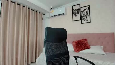 Snapshot of littlemolly_pregnant chatting on 10-16-25, 08:10 Sarahs Room online show from 10-16-25, 08:10