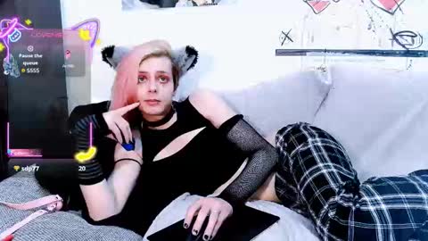 Snapshot of littlepinkcat chatting on 10-10-25, 06:34 Felix online show from 10-10-25, 06:34