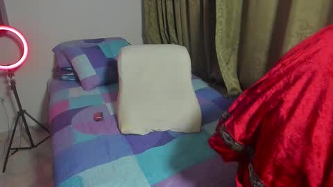 Snapshot of littlesissy_ chatting on 09-15-25, 02:00 Sofi online show from 09-15-25, 02:00