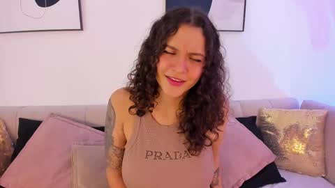 Snapshot of littlesoffi_gh chatting on 02-19-25, 02:34 online show from 02-19-25, 02:34