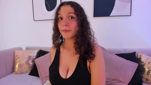 Snapshot of littlesoffi_gh chatting on 02-22-25, 02:41 online show from 02-22-25, 02:41