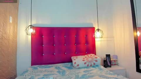 Snapshot of littlesophiie_ chatting on 02-19-25, 11:17 littlesophiie_ online show from 02-19-25, 11:17