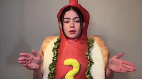 Little Sugar Pea  online show from 10-31-25, 07:26