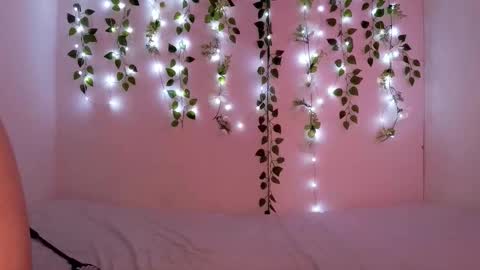 Snapshot of littlesun2216 chatting on 10-20-25, 02:23 Moon online show from 10-20-25, 02:23