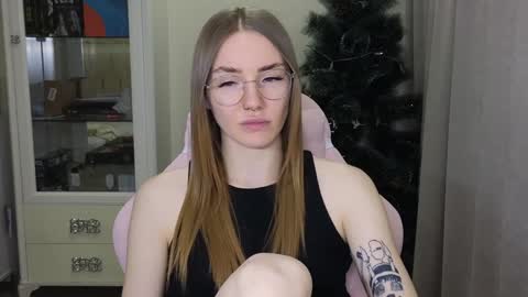 Snapshot of littlevildevil chatting on 12-28-24, 12:24 Eliana online show from 12-28-24, 12:24