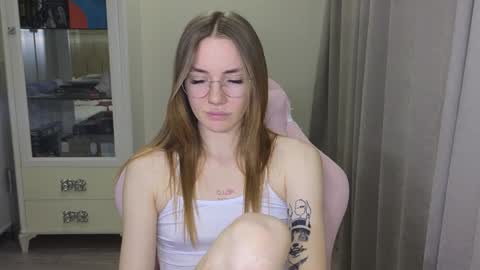 Snapshot of littlevildevil chatting on 01-10-25, 12:04 Eliana online show from 01-10-25, 12:04