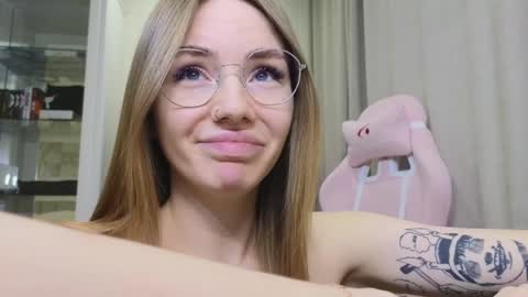 Snapshot of littlevildevil chatting on 01-28-25, 11:17 Eliana online show from 01-28-25, 11:17