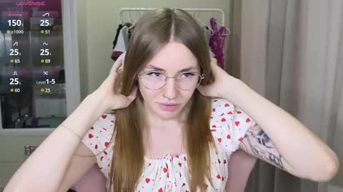 Snapshot of littlevildevil chatting on 02-14-25, 11:53 Eliana online show from 02-14-25, 11:53