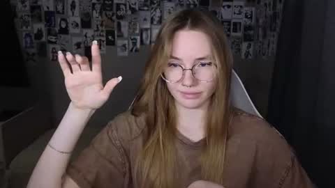 Snapshot of littlevildevil chatting on 06-09-26, 07:42 Eliana online show from 06-09-26, 07:42