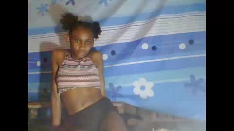 Snapshot of littleyanah chatting on 10-25-25, 08:22 yanah online show from 10-25-25, 08:22